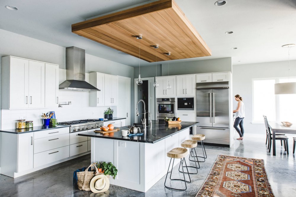  ⁨تصميم رائع لسقف المطبخ يجمع بين الخشب والجبس