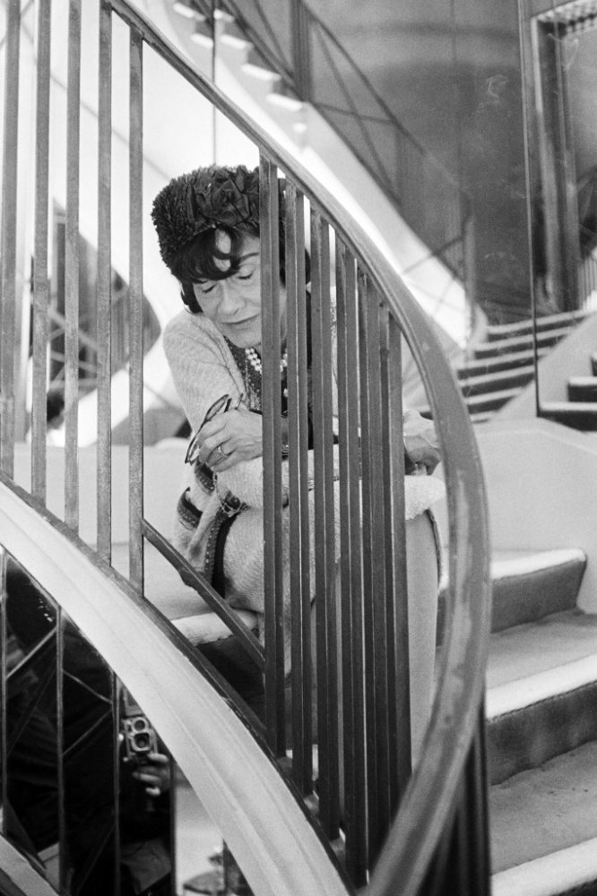 كوكو شانيل على درج الشقة الشهير الخاصة بها