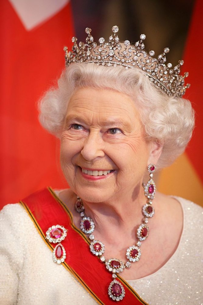 الملكة اليزابيث ترتدي قلادة The Crown Ruby necklace