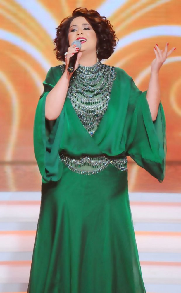 تألقت النجمة الكويتية بفستان بسيط وناعم باللون الأخضر مزيّن بالشك