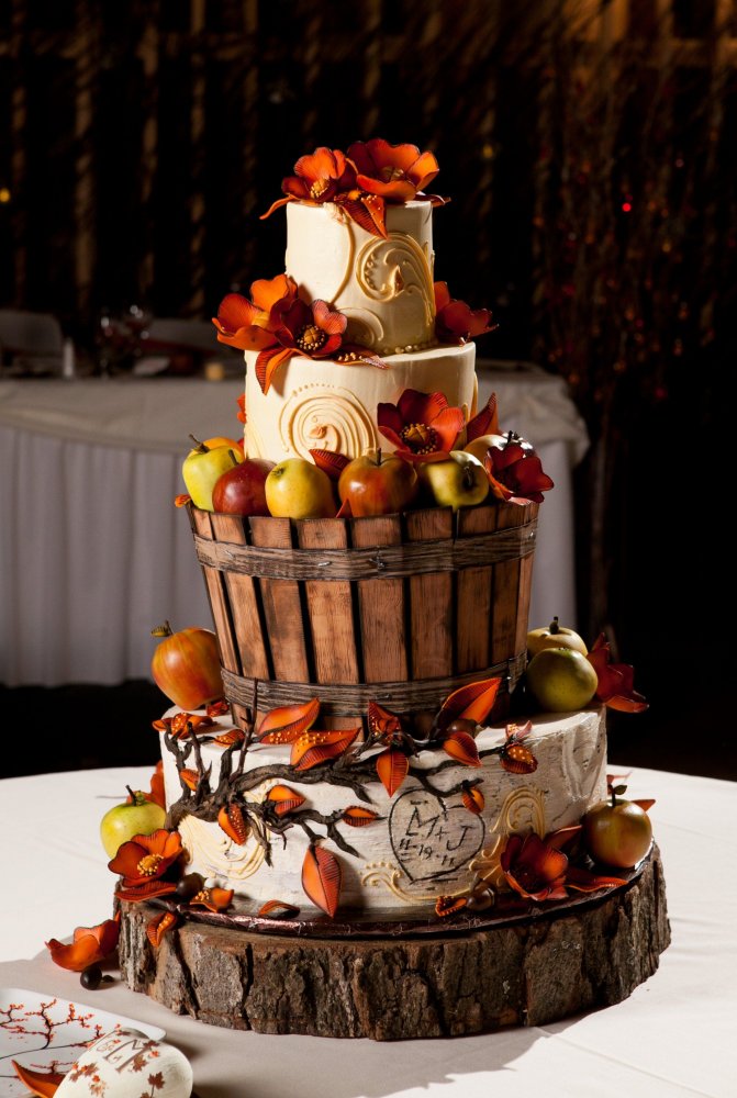 كعكة زفاف تزينها فاكهة الخريف