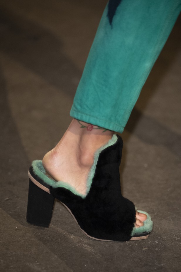  موضة أحذية الفرو المميزة بأسلوب المول المفرغة في خريف 2019 من ECKHAUS LATTA.jpg (76.26 كيلوبايت) Style:   