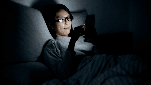 الإفراط في استخدام الأجهزة الحديثة يسبب اضطرابات في النوم