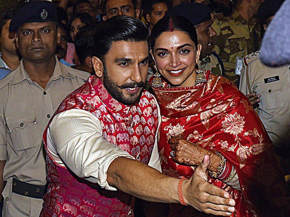  نشر صور للزوجين الجديدين في أحدث ظهور لهما في مومباي