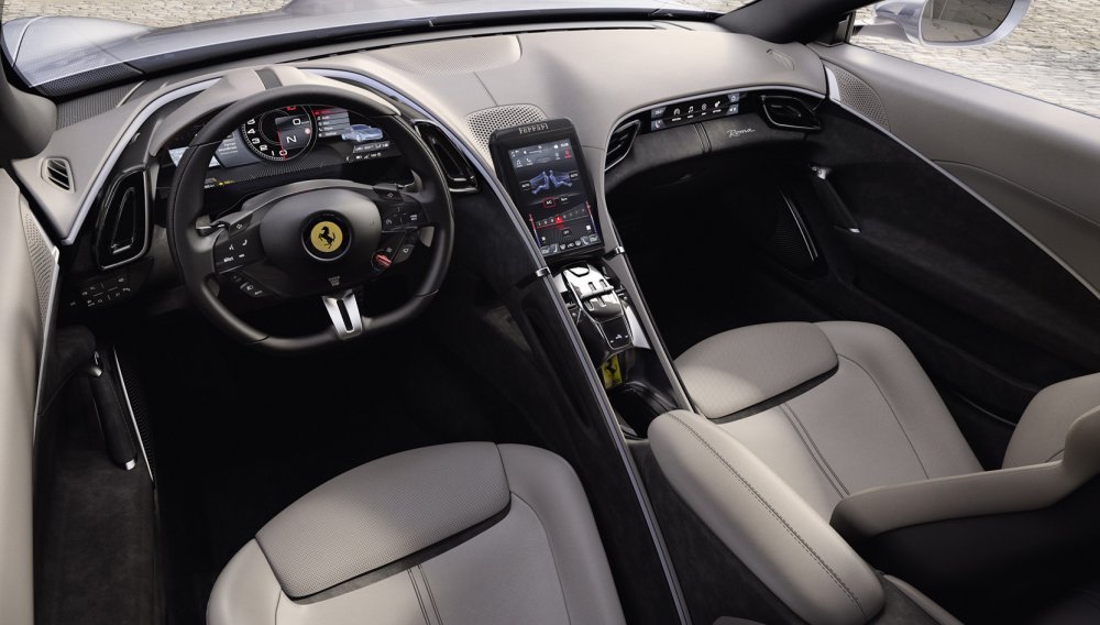 تتمتع مقصورة Ferrari Roma بمفهوم الخليتين المنفصلتين لكل من السائق والراكب