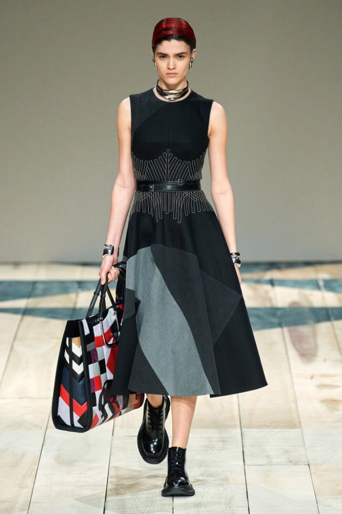  فستان أسود محدد الخصر من  Alexander McQueen