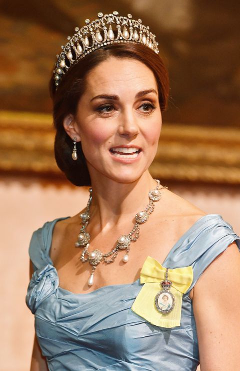 كيت ميدلتون ترتدي تاج Cambridge Lover’s Knot وقلادة الملكة ألكسندرا