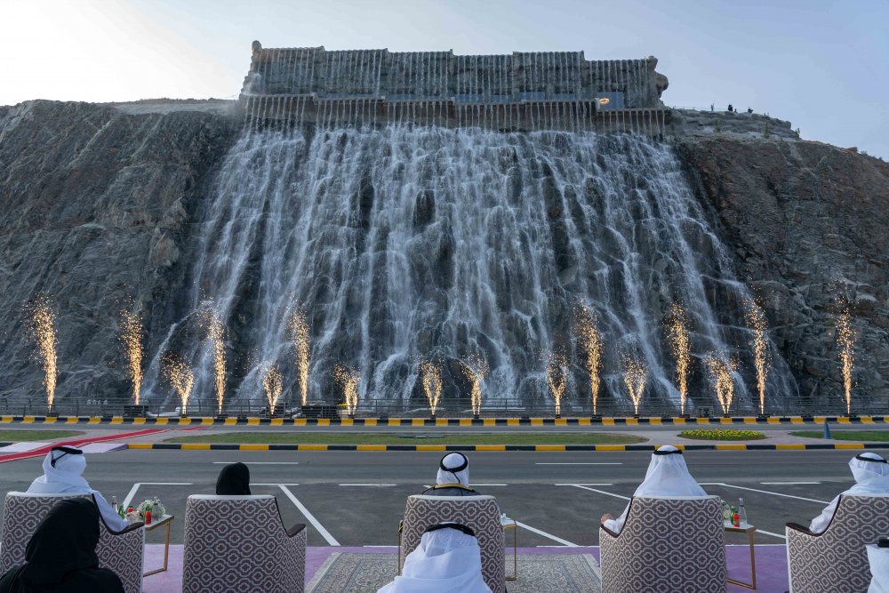 مدرج خورفكان وشلال المياه يزيد من روعة وثراء تجربة الزائر - المصدر وكالة أنباء الإمارات