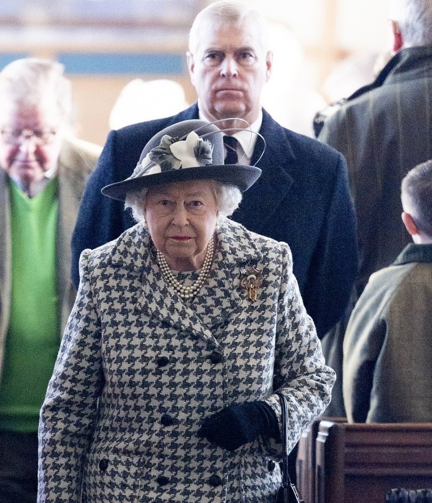 الملكة اليزابيت بدت أنيقة بموضة المعطف الرمادي مع نقشات الكارو