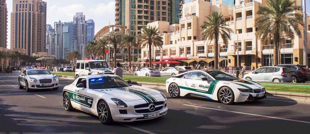 شرطة دبي تضم شاحنة سايبرتراك ومازيراتي جران توريزمو