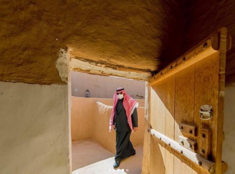 لقطة أخرى أثناء تفقد  سمو أمير الحدود الشمالية يتفقد قصر الملك عبدالعزيز في لينة - المصدر وكالة الأنباء السعودية