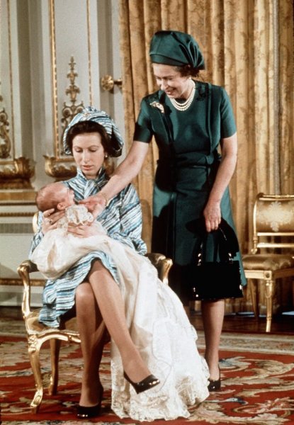 الملكة إليزابيث الثانية مع ابنتها الأميرة آن وحفيدها بيتر فيليبس