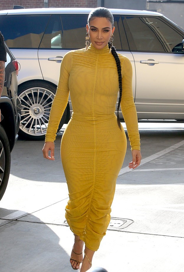  تمايلت كيم كارداشيان kim Kardashian بموضة اللون الاصفر الفاتح من خلال الفستان الضي