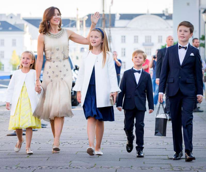 إطلالات أميرة الدانمارك ماري تتميّز دائماً بالأناقة حتى وهي برفقة أولادها