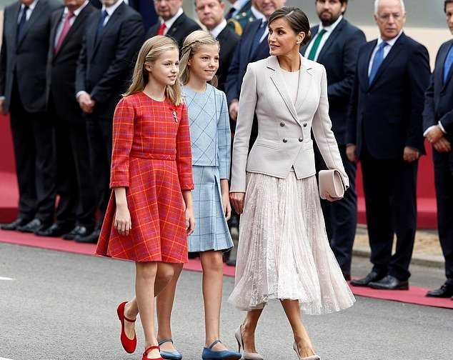  ملكة اسبانيا ليتيزيا أنيقة كعادتها مع إبنتيها بإطلالتين متناسقتين