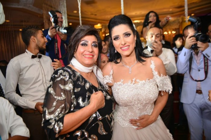 سهير مرشدي مع ابنتها حنان مطاوع في يوم زفافها