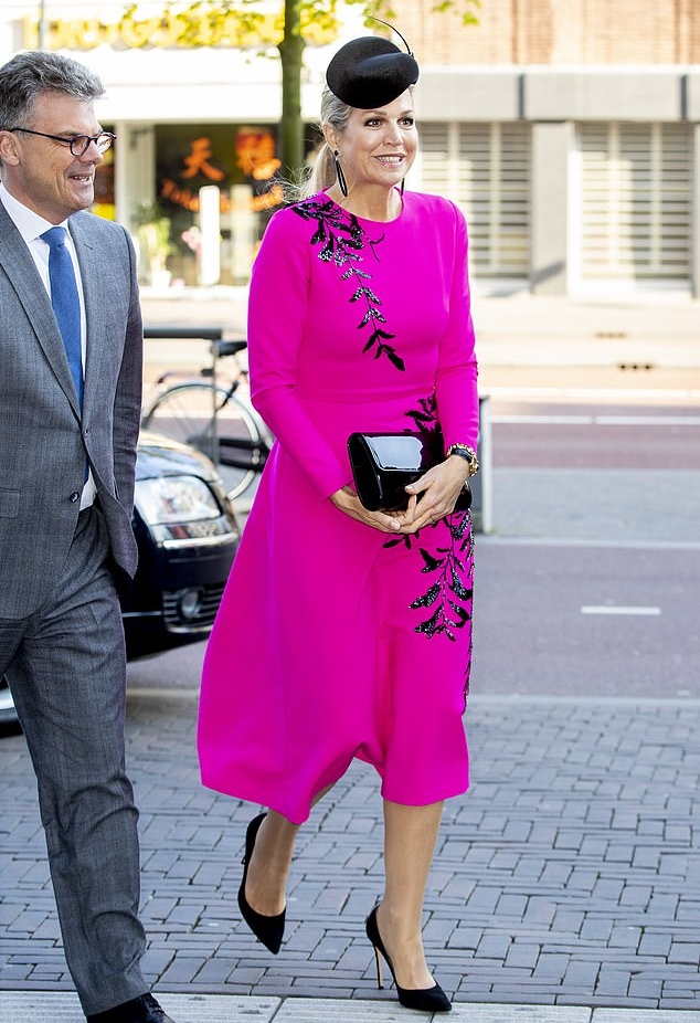 ملكة هولندا في إطلالة أنيقة باللون الفوشيا