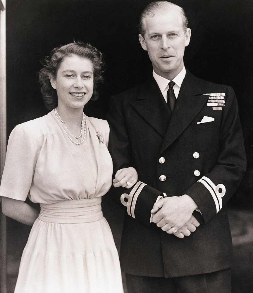 الملكة إليزابيث تتألق ببروش Naval badge brooch
