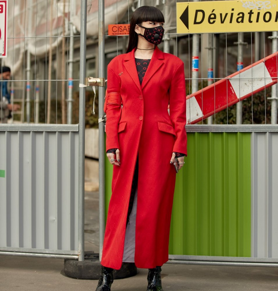 إطلالة في الشارع من وحي أزمة الكورونا ضمن أسبوع الموضة في باريس لموسم خريف وشتاء 2020