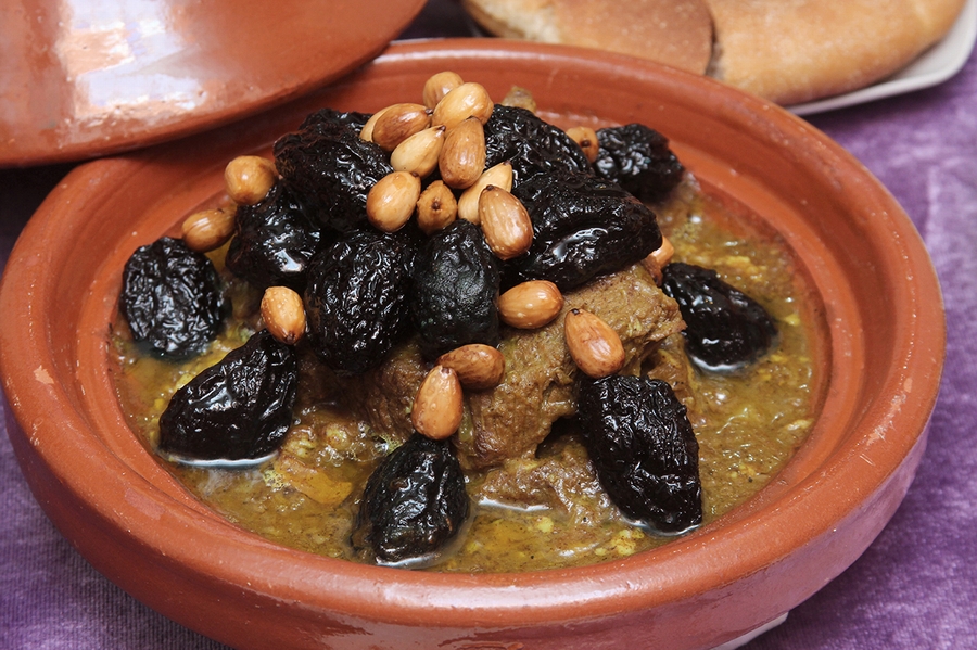 من الاكلات الشعبية لعيد الفطر في المغرب اطباق الطواجن المختلفة