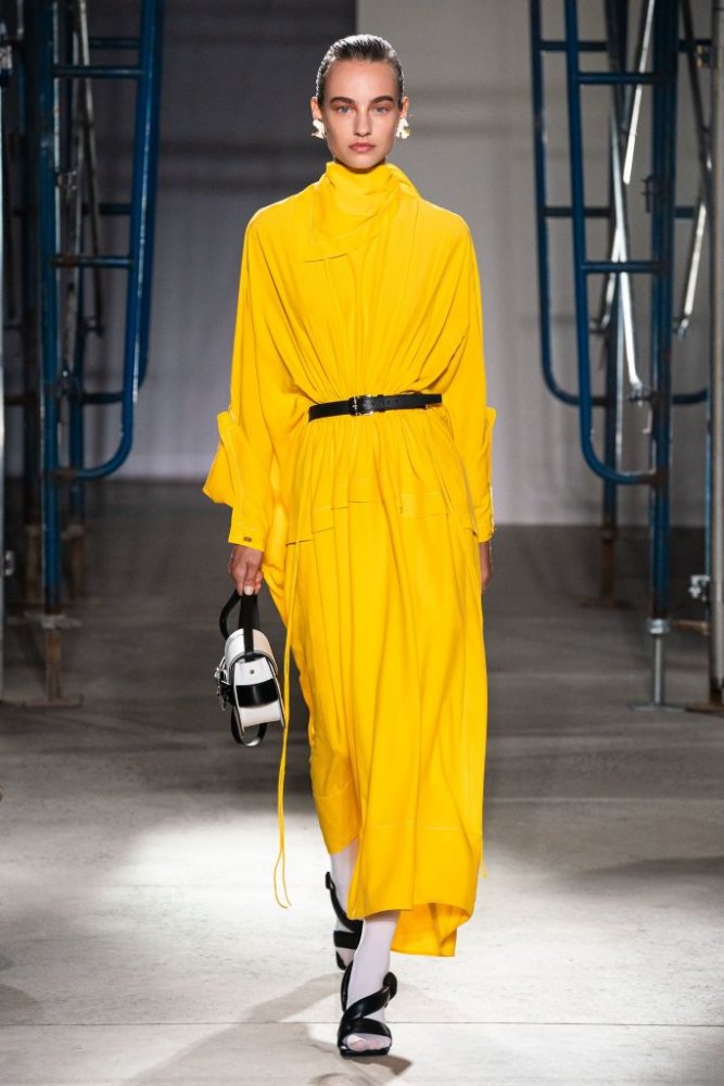 تنسيق ملابس من اللون الاصفر موضة هذا الموسم لاطلالات العيد من Proenza Schouler