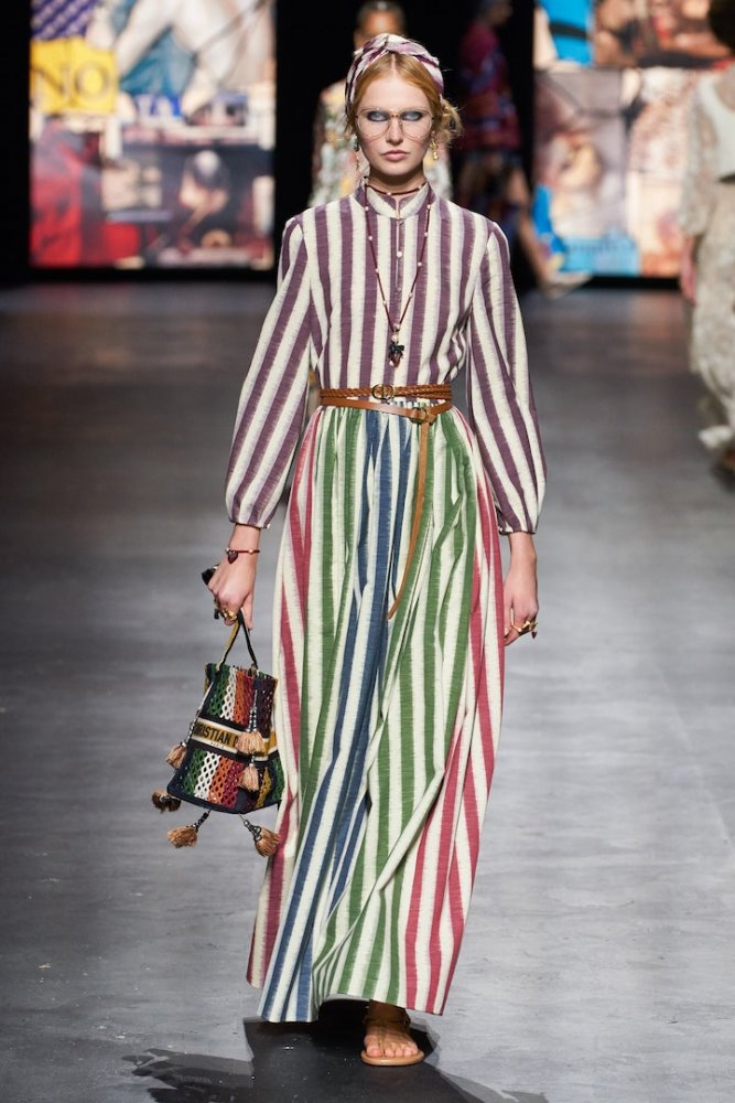 الفستان الماكسي بمزيج جذاب من الألوان بنقشة الخطوط من Christian Dior 