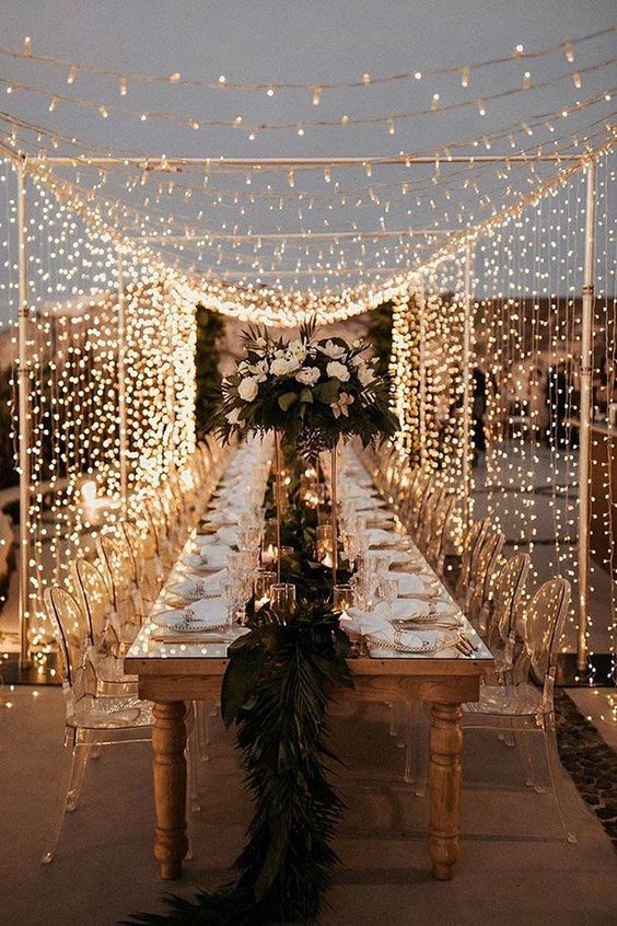 طاولات حفل الزفاف محاطة بالمصابيح الصغيرة