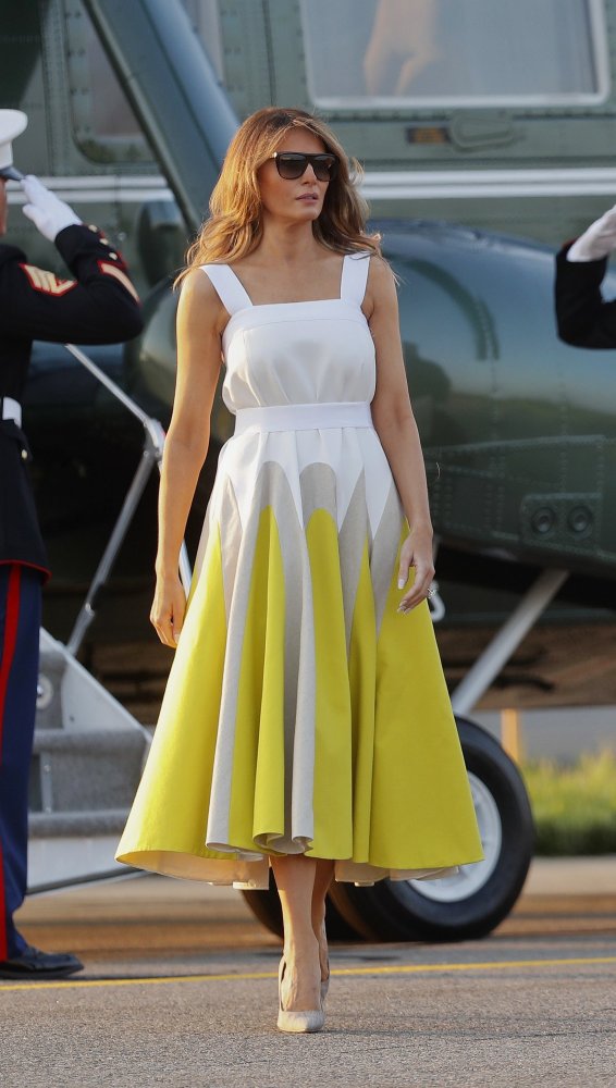 ميلانيا ترامب Melania Trump بفستان أصفر واسع مع الكسرات العريضة من دار Delpozo