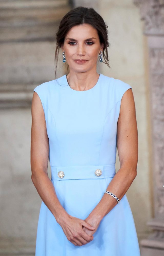 فستان أزرق سماوي من اختيار ليتيزيا ملكة إسبانيا