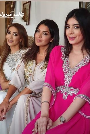 بمناسبة زفاف نوال بوشوشة، ظهرت الشقيقات الثلاثة وهن يرتدين القفاطين المغربية الملونة