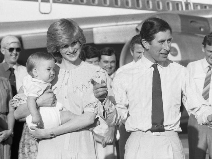الأمير ويليام بعمر الـ 9 شهور مع والدته الأميرة ديانا والأمير تشاؤلز