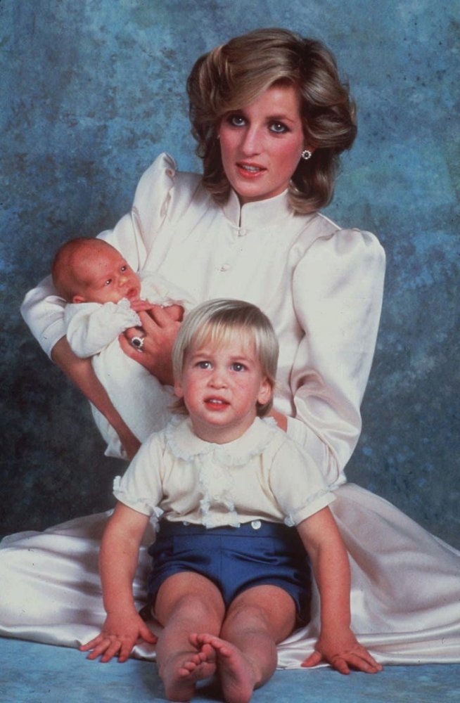 الأمير ويليام مع والدته الأميرة ديانا وشقيقه الأمير هاري