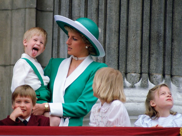 الأمير ويليام مع والدته الأميرة ديانا وشقيقه الأمير هاري من شرفة قصر باكنغهام