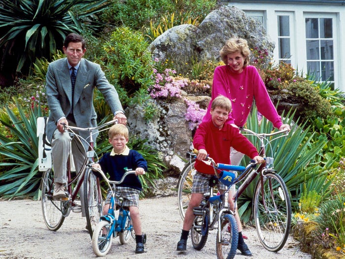 الأمير ويليام بصحبة والديه الأمير تشارلز والأميرة ديانا وشقيقه الأمير هاري