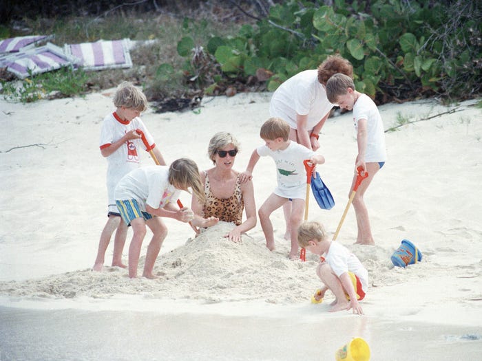 الأمير ويليام وأصدقائه يلعبون بالرمال مع الأميرة ديانا