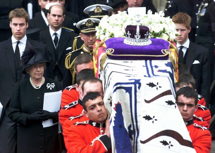 الأمير ويليام يشارك في جنازة جدته الملكة إليزابيث الأم