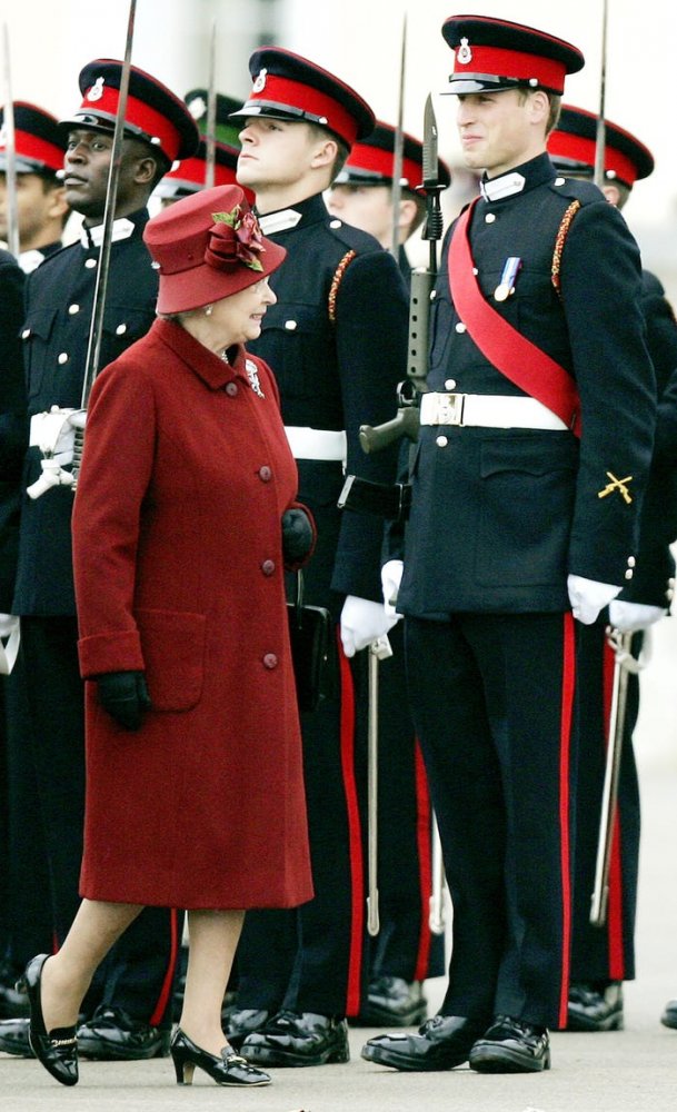 لقطة طريفة بين الملكة إليزابيث وحفيدها الأمير ويليام أثناء تخرجه من الأكاديمية العسكرية الملكية