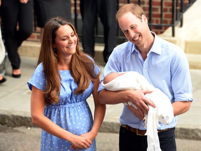 دوق ودوقة كامبريدج يرحبا بطفلهما الأول الأمير جورج