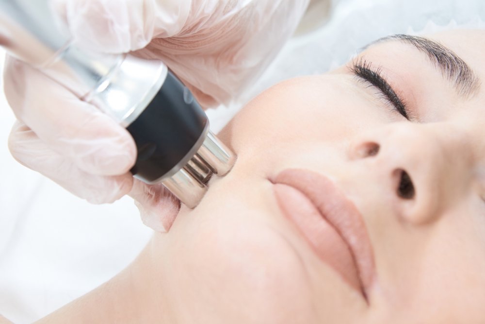 كيفية استخدام الليزر في الجراحة التجميلية وأهم أضراره