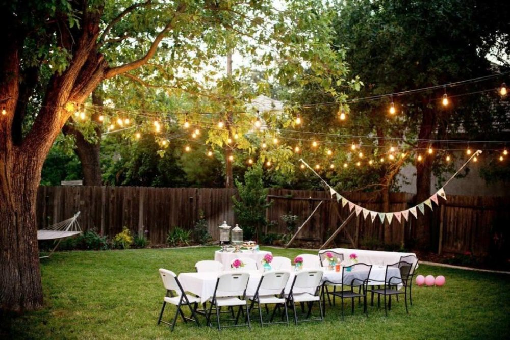 إنارة بسيطة لحفلات الزفاف في حدائق المنزل