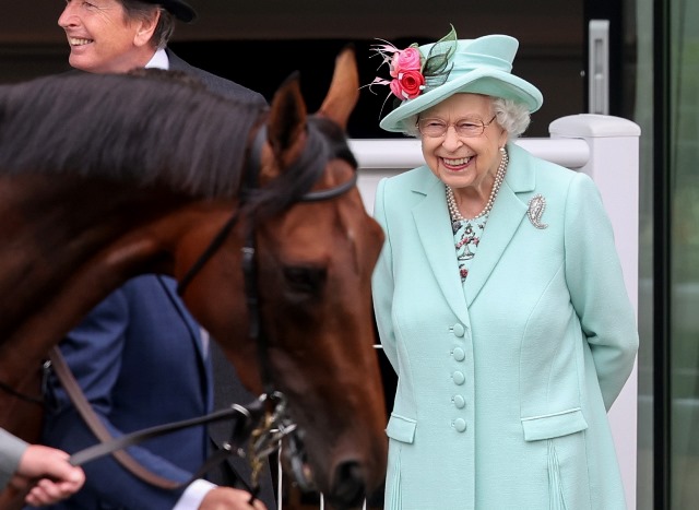 تألقت الملكة بقبعة ملفتة للنظر تتميز بتصميم الزهور