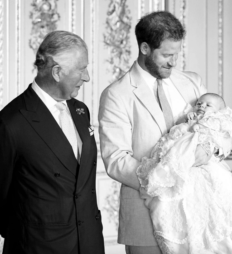 الأمير تشارلز والامير هاري وابنه ارشي