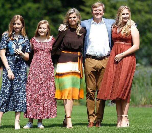 صور رسمية من عطلة العائلة الهولندية المالكة