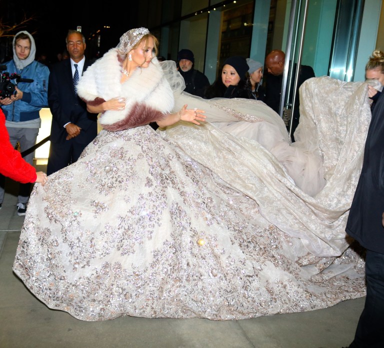 جنيفر لوبيز لفستان زفاف فخم - ذيل طويل و فرو
