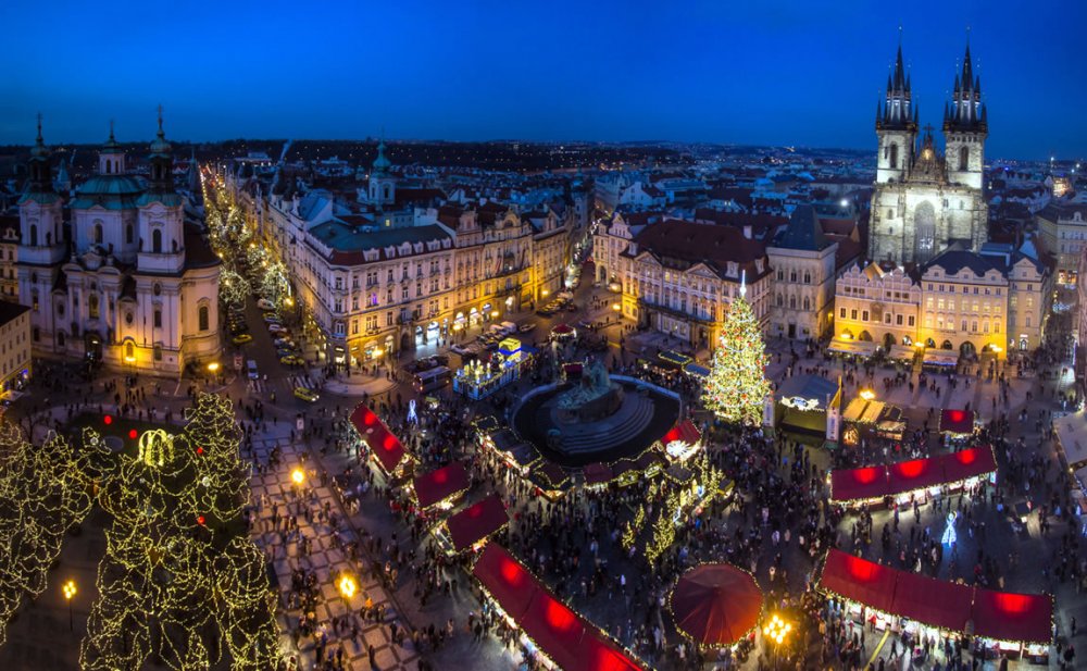 سوق أعياد الميلاد في ساحة البلدة القديمة في براغ