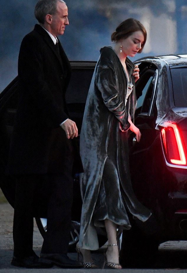  الممثلة إيما ستون تألقت بفستان مخمليّ باللون الفضي