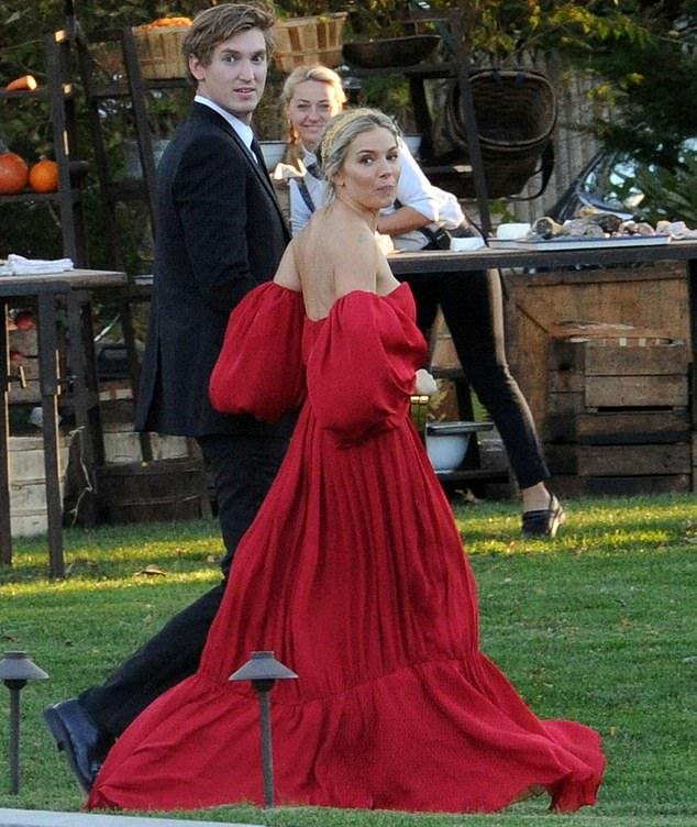  تألقت سيينا ميلر بفستان ماكسي بأسلوب بوهيمي باللون الأحمر من تصميم Johanna Ortiz