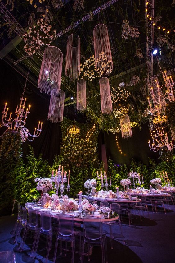  طاولات حفل الزفاف-وتشمل الثريا المعلقة والزهور المعلقة