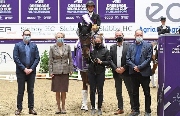 الأميرة بينديكت تسلم جائزة كأس العالم لترويض الخيول