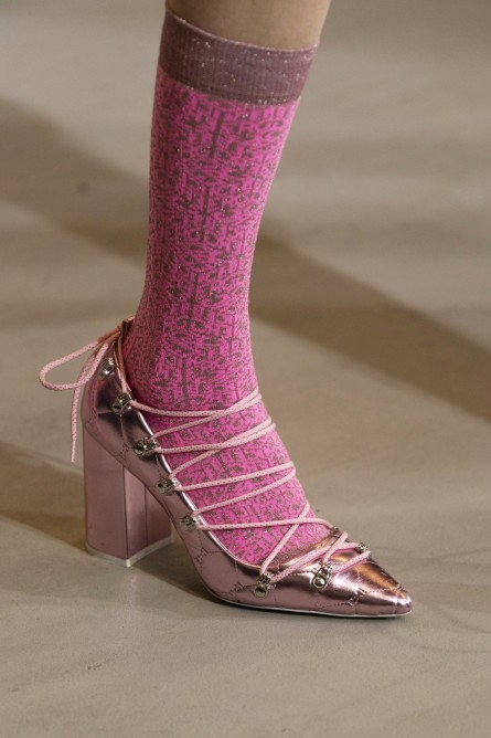 الحذاء باللون الميتاليكي الزهري من Iceberg